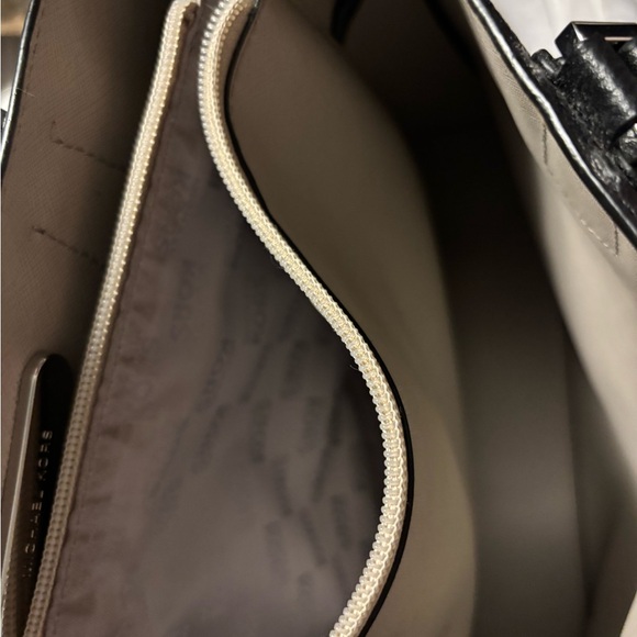 Michael Kors Elegant Black Shoulder Bag in Saffiano Leather - Picture 6 of 7